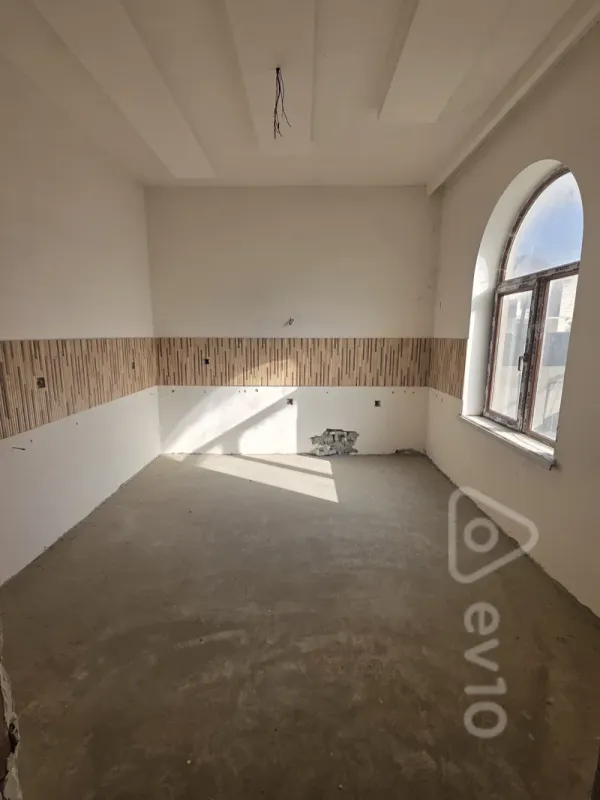 Satılır 5 otaqlı həyət evi 300 m²