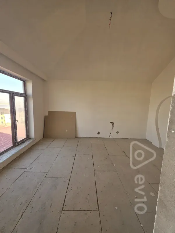 Satılır 5 otaqlı həyət evi 300 m²