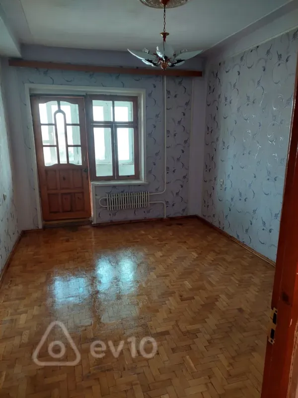 Satılır 4 otaqlı köhnə tikili 100 m²