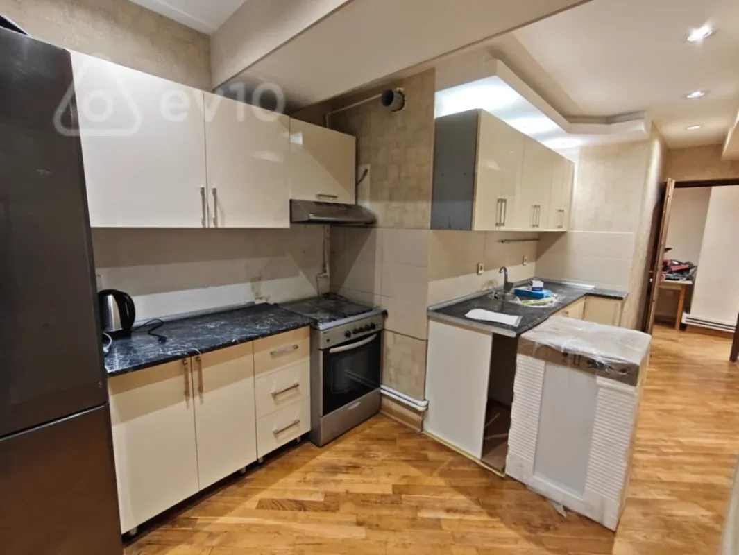 Kirayə verilir 3 otaqlı köhnə tikili 95 m²