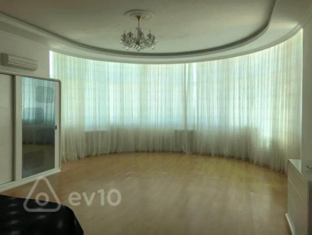 Satılır 8 otaqlı həyət evi 800 m²