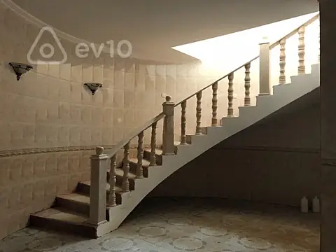 Satılır 8 otaqlı həyət evi 800 m²