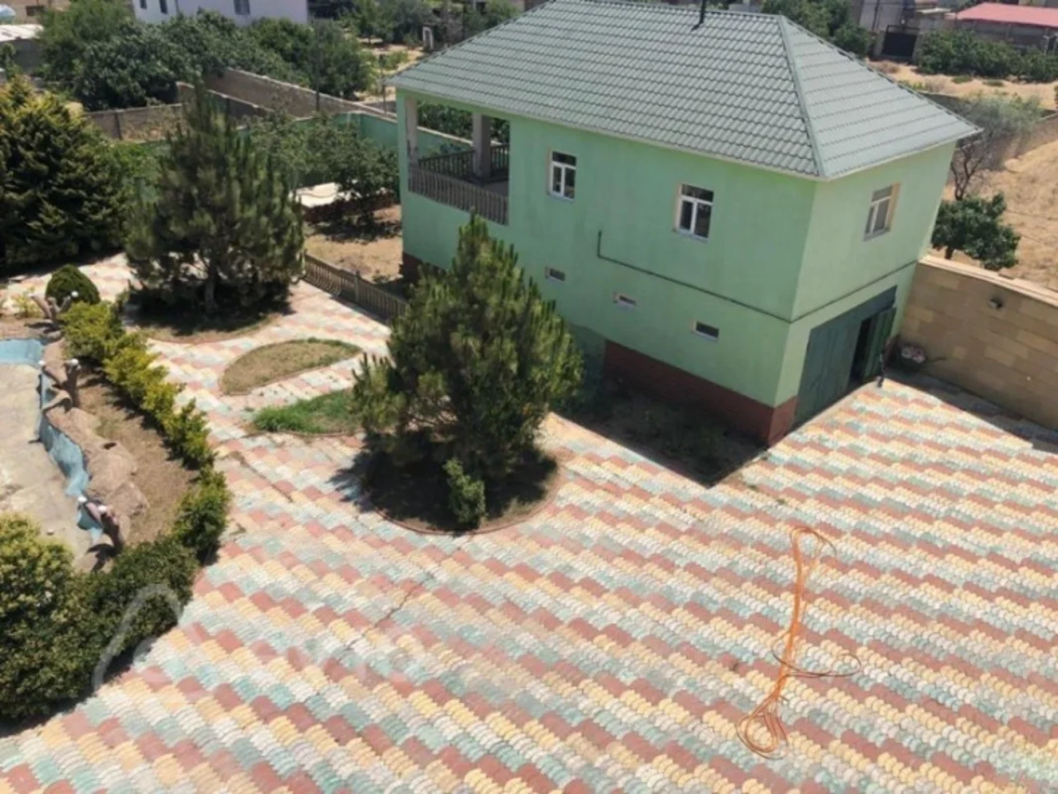 Satılır 8 otaqlı həyət evi 800 m²
