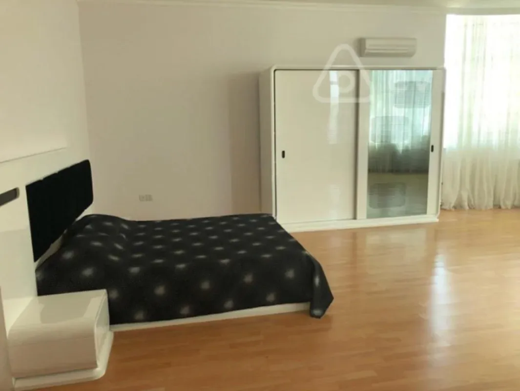 Satılır 8 otaqlı həyət evi 800 m²