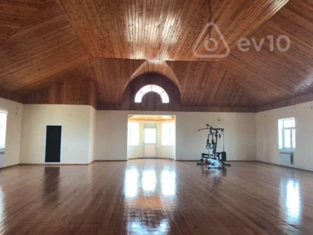 Satılır 8 otaqlı həyət evi 800 m²