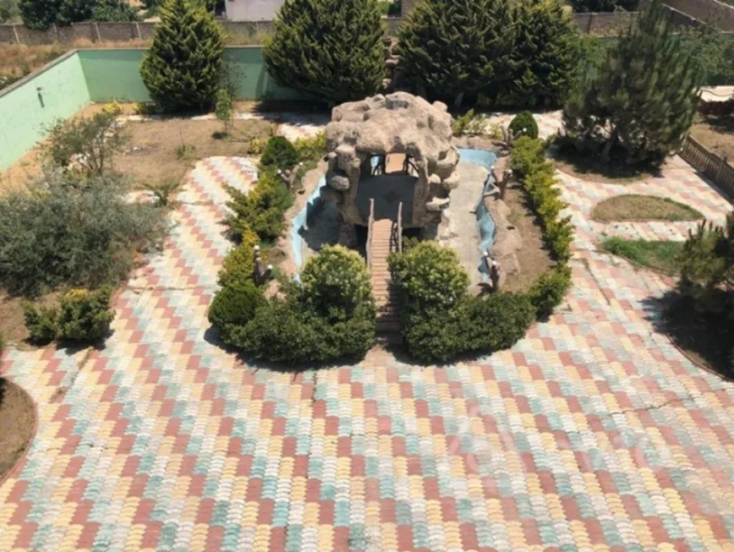 Satılır 8 otaqlı həyət evi 800 m²