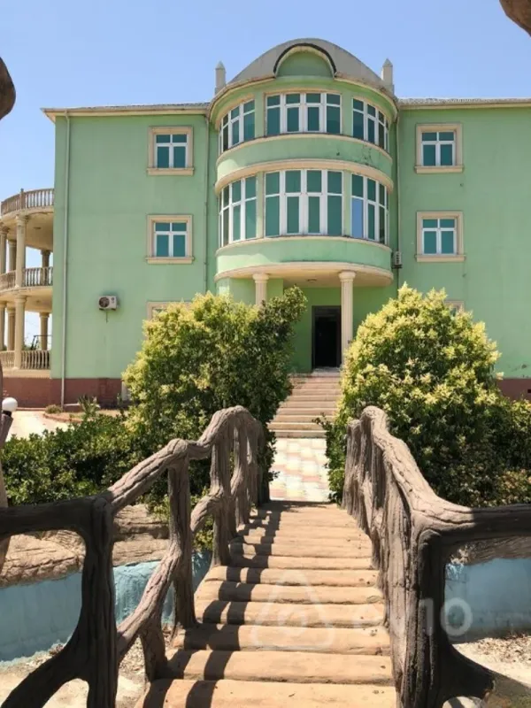 Satılır 8 otaqlı həyət evi 800 m²