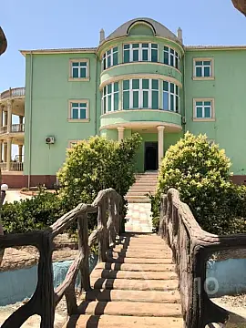 Satılır 8 otaqlı həyət evi 800 m²