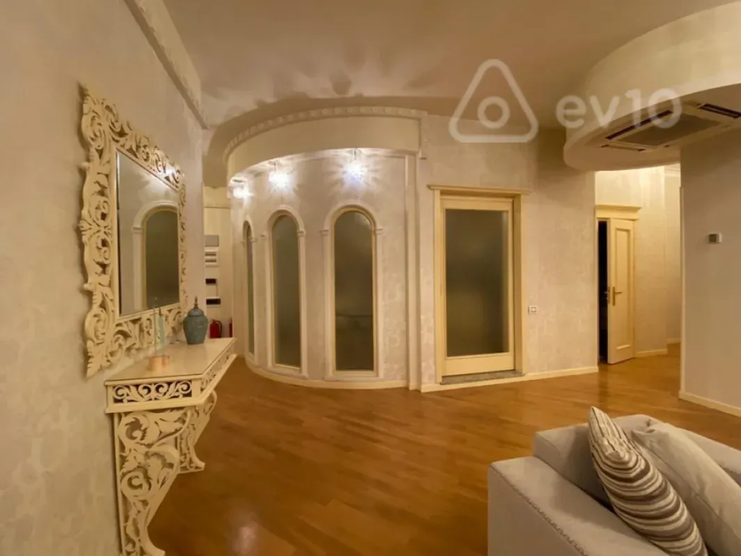 Kirayə verilir 5 otaqlı yeni tikili 220 m²