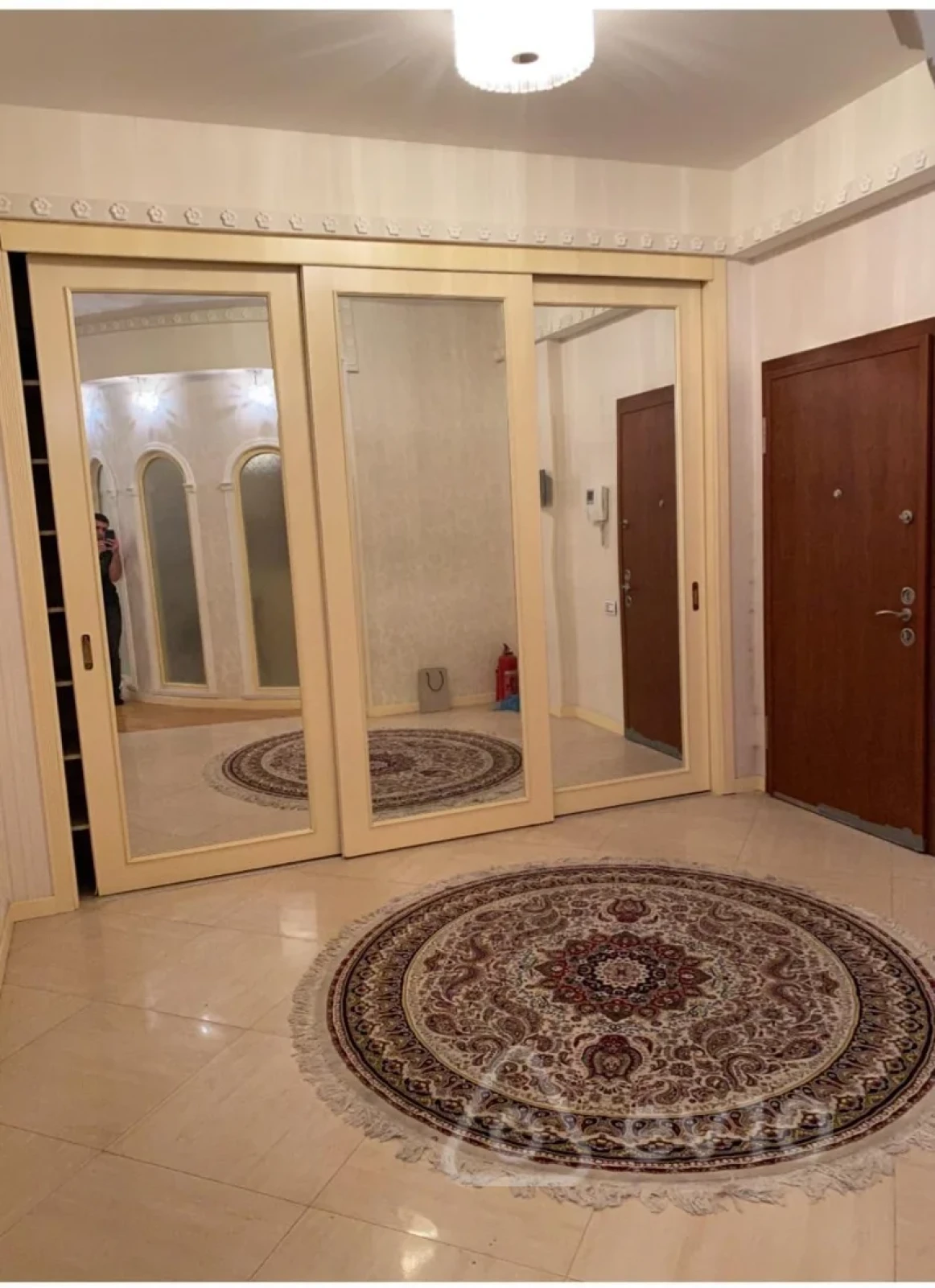 Kirayə verilir 5 otaqlı yeni tikili 220 m²