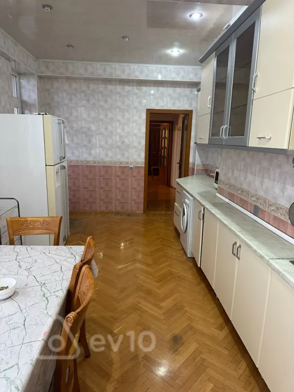 Satılır 3 otaqlı yeni tikili 180 m²