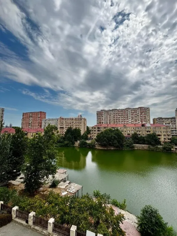 Satılır 3 otaqlı yeni tikili 180 m²