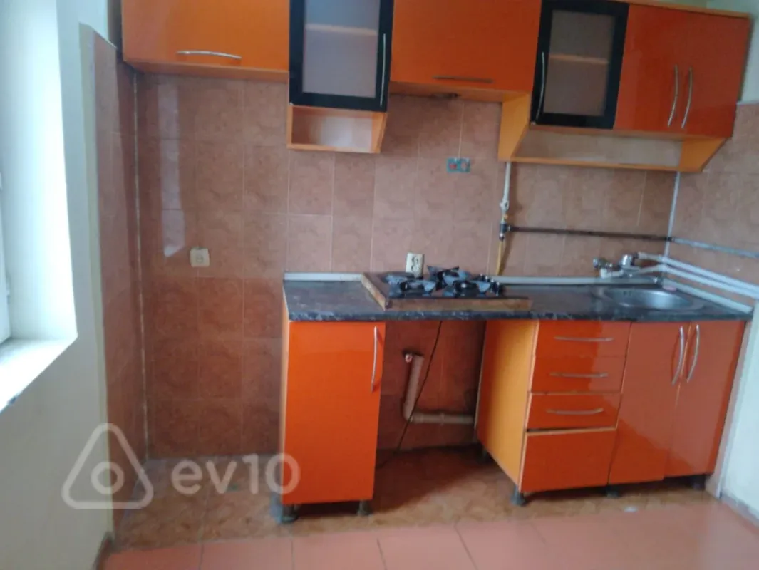 Kirayə verilir 2 otaqlı köhnə tikili 60 m²