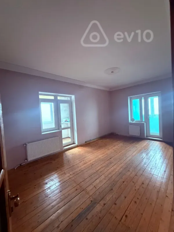 Satılır 4 otaqlı köhnə tikili 100 m²