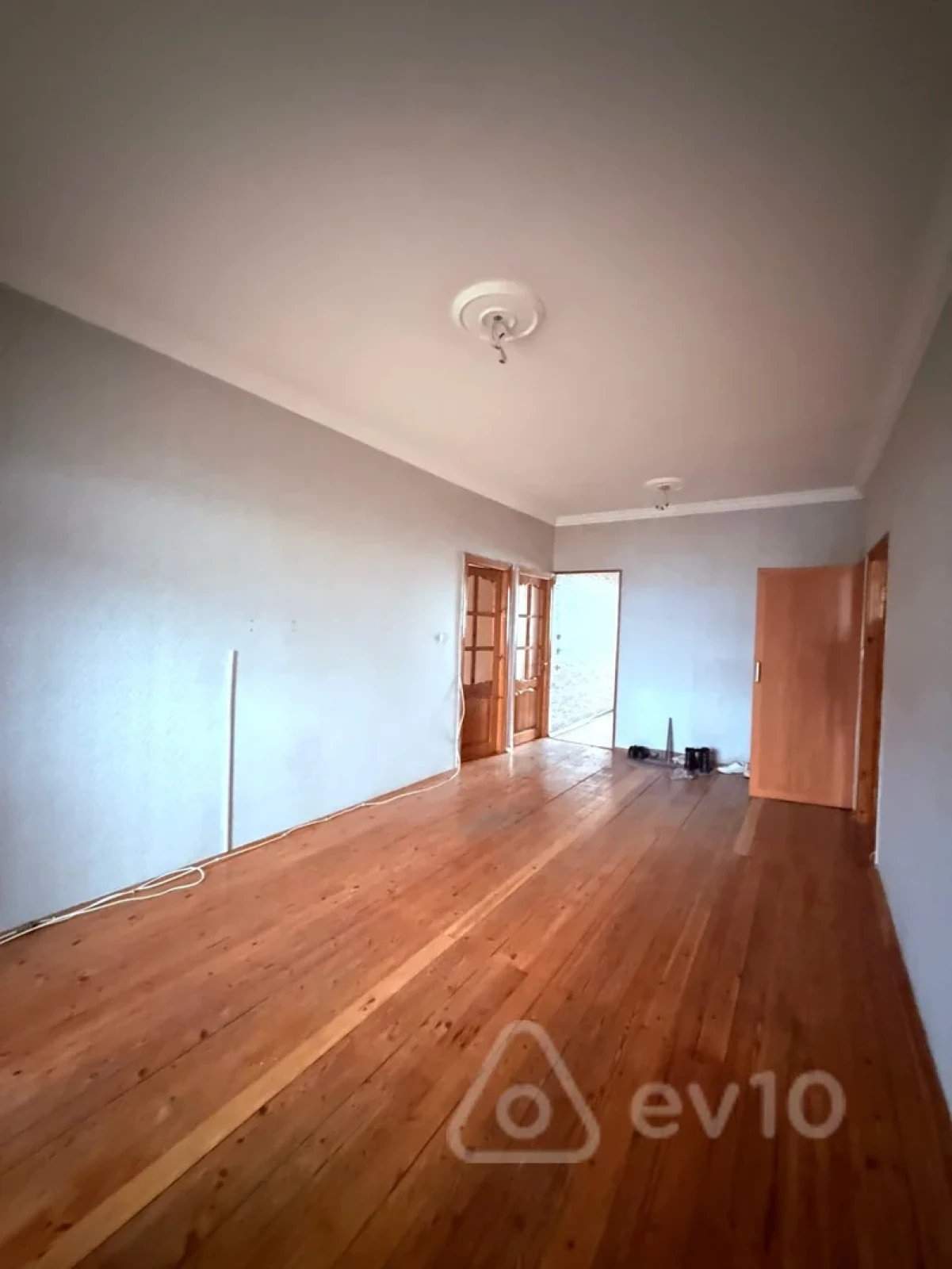 Satılır 4 otaqlı köhnə tikili 100 m²