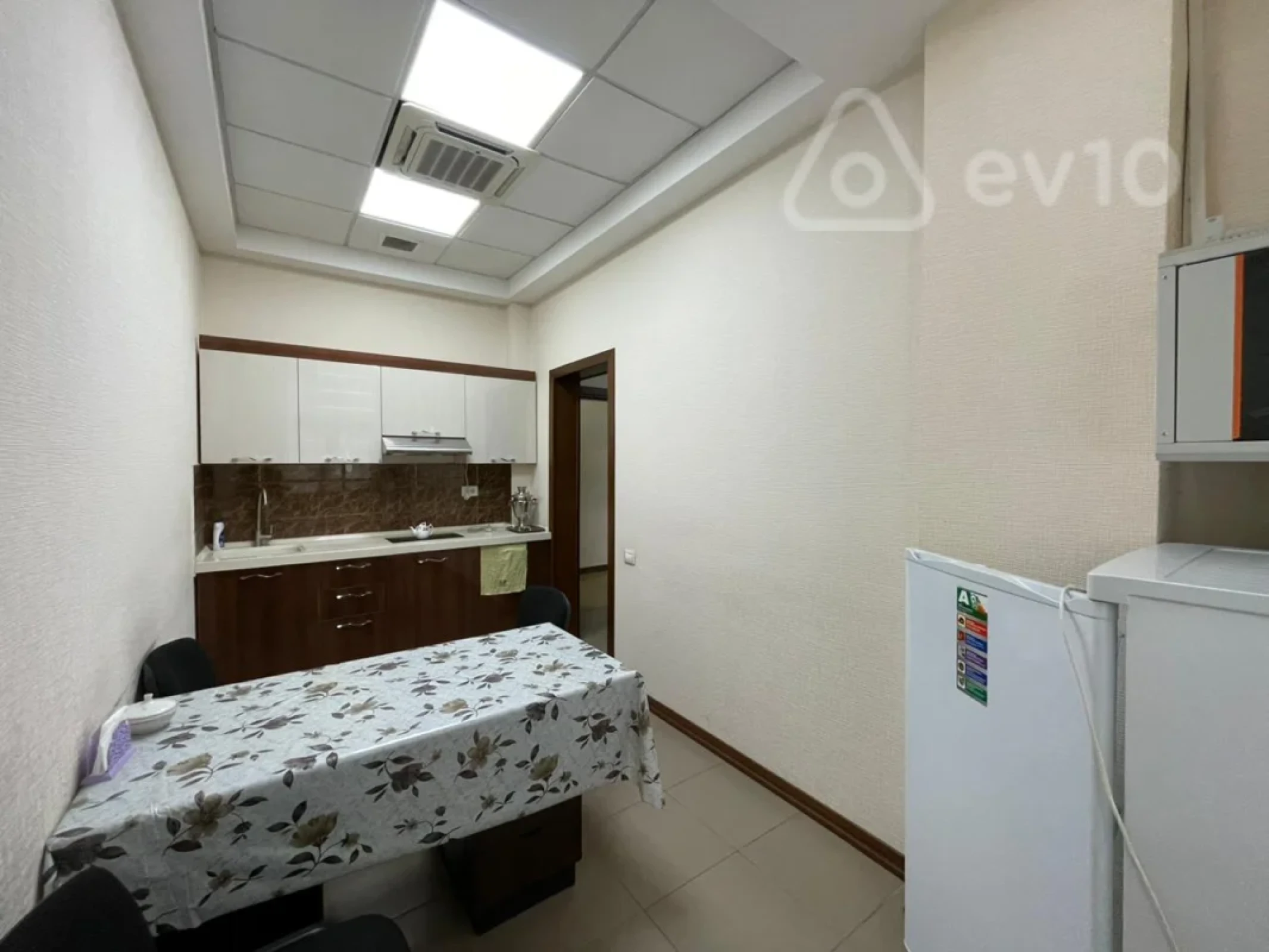 Kirayə verilir 5 otaqlı ofis 180 m²