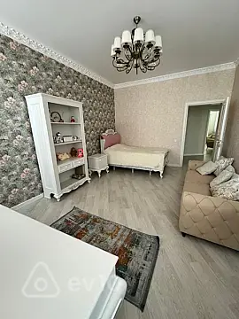 Kirayə verilir 4 otaqlı köhnə tikili 2000 m²