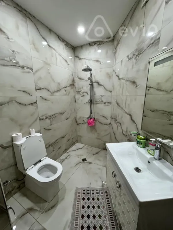 Kirayə verilir 4 otaqlı köhnə tikili 2000 m²