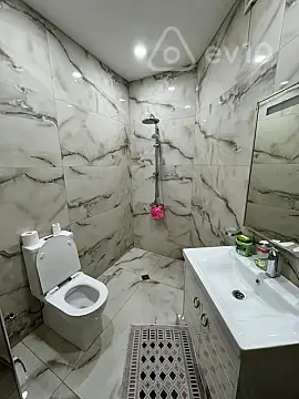 Kirayə verilir 4 otaqlı köhnə tikili 2000 m²