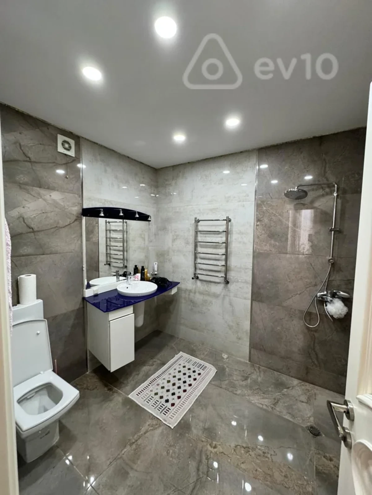 Kirayə verilir 4 otaqlı köhnə tikili 2000 m²