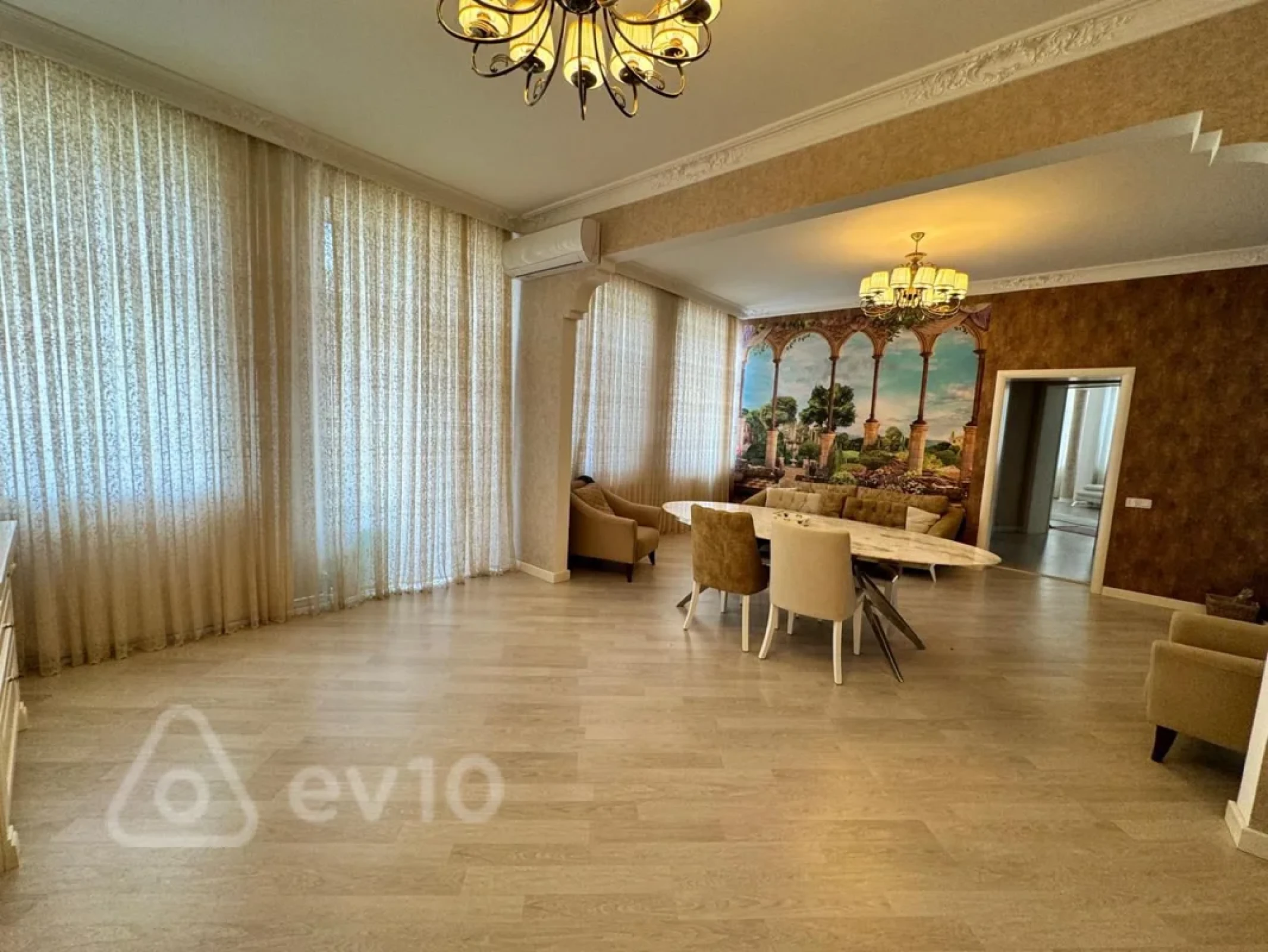 Kirayə verilir 4 otaqlı köhnə tikili 2000 m²