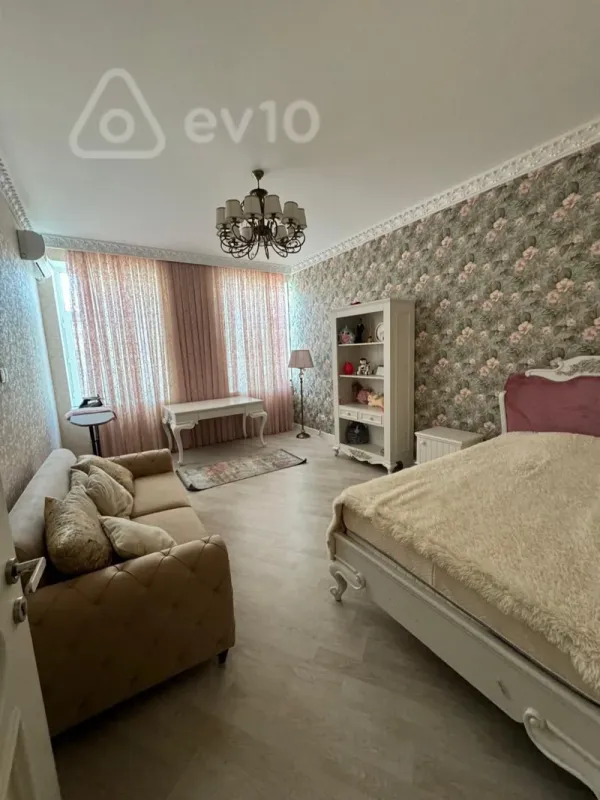 Kirayə verilir 4 otaqlı köhnə tikili 2000 m²
