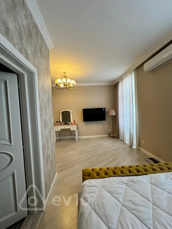 Kirayə verilir 4 otaqlı köhnə tikili 2000 m²