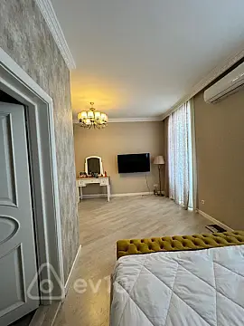 Kirayə verilir 4 otaqlı köhnə tikili 2000 m²