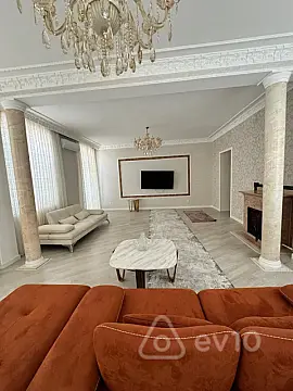 Kirayə verilir 4 otaqlı köhnə tikili 2000 m²