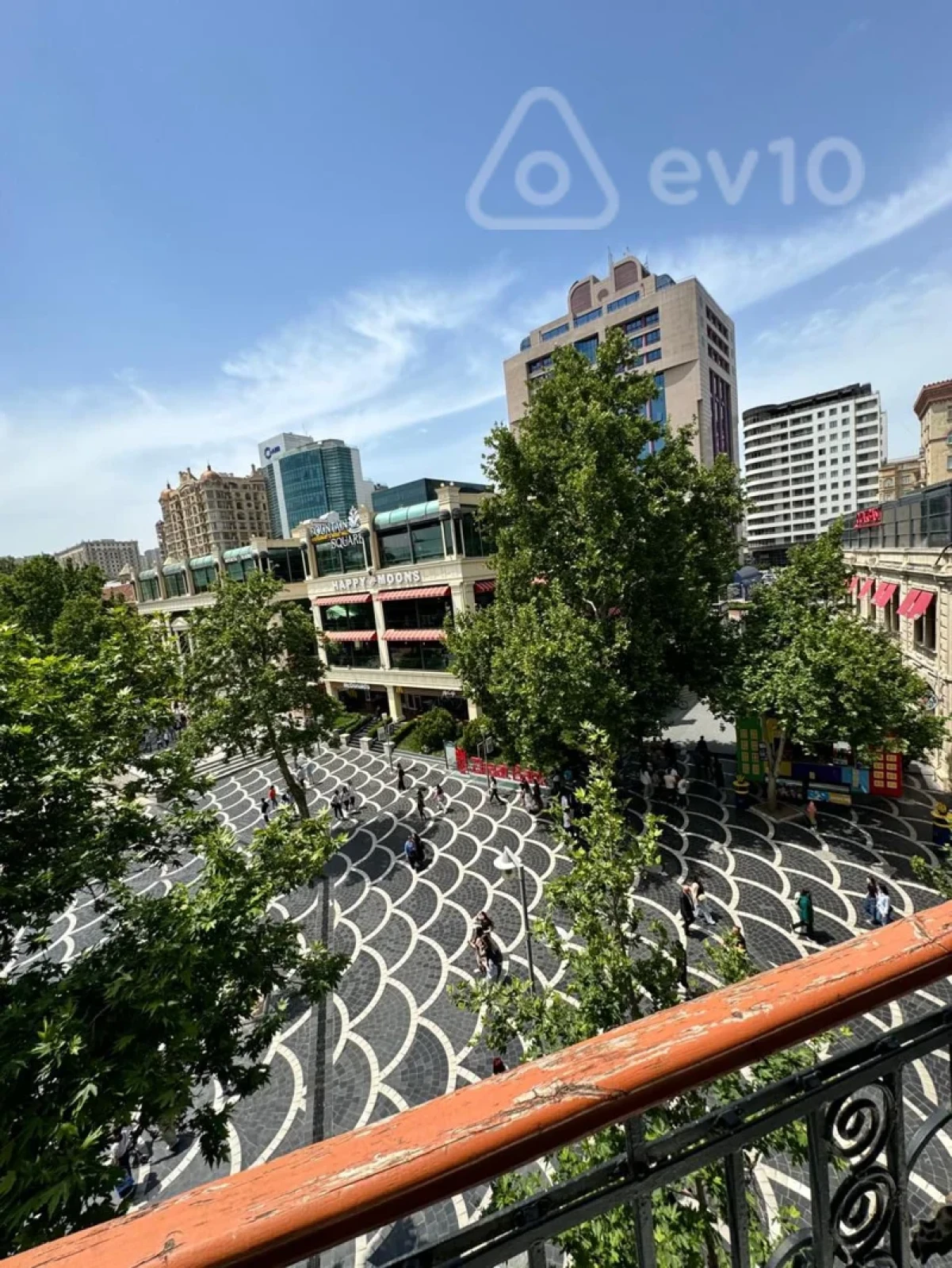 Kirayə verilir 4 otaqlı köhnə tikili 2000 m²