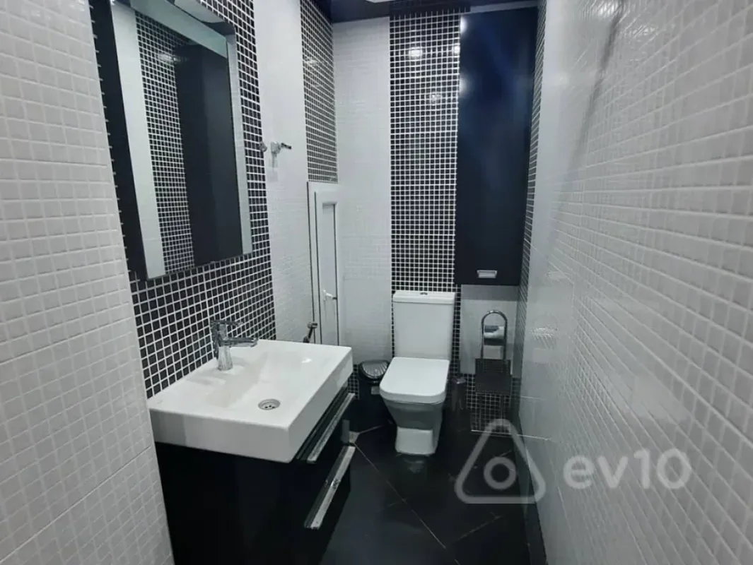 Kirayə verilir 3 otaqlı yeni tikili 145 m²