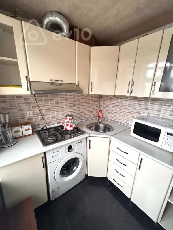 Kirayə verilir 2 otaqlı köhnə tikili 50 m²