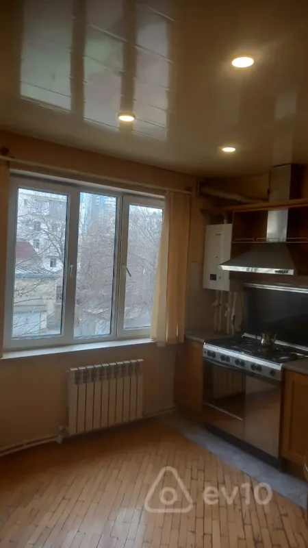 Kirayə verilir 3 otaqlı köhnə tikili 102 m²