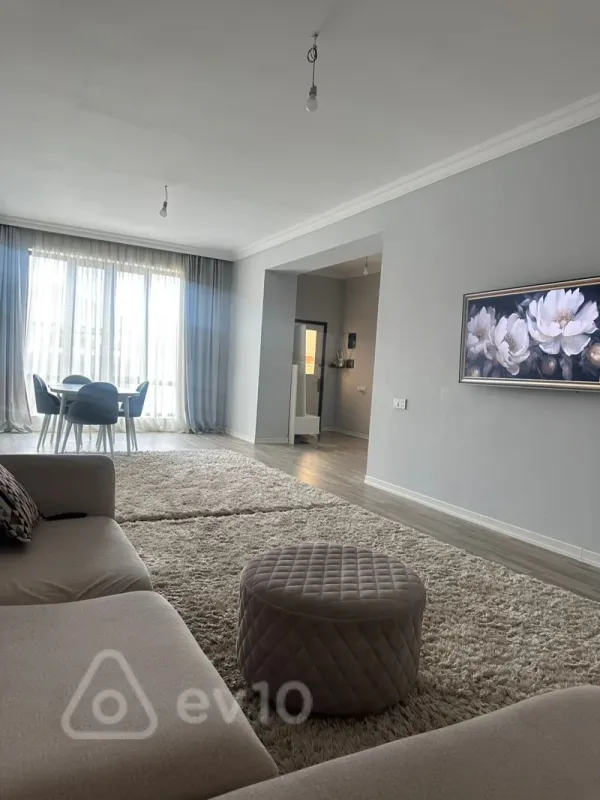 Satılır 4 otaqlı həyət evi 300 m²