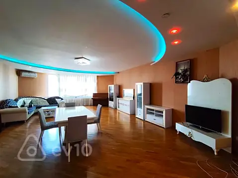 Kirayə verilir 3 otaqlı yeni tikili 200 m²