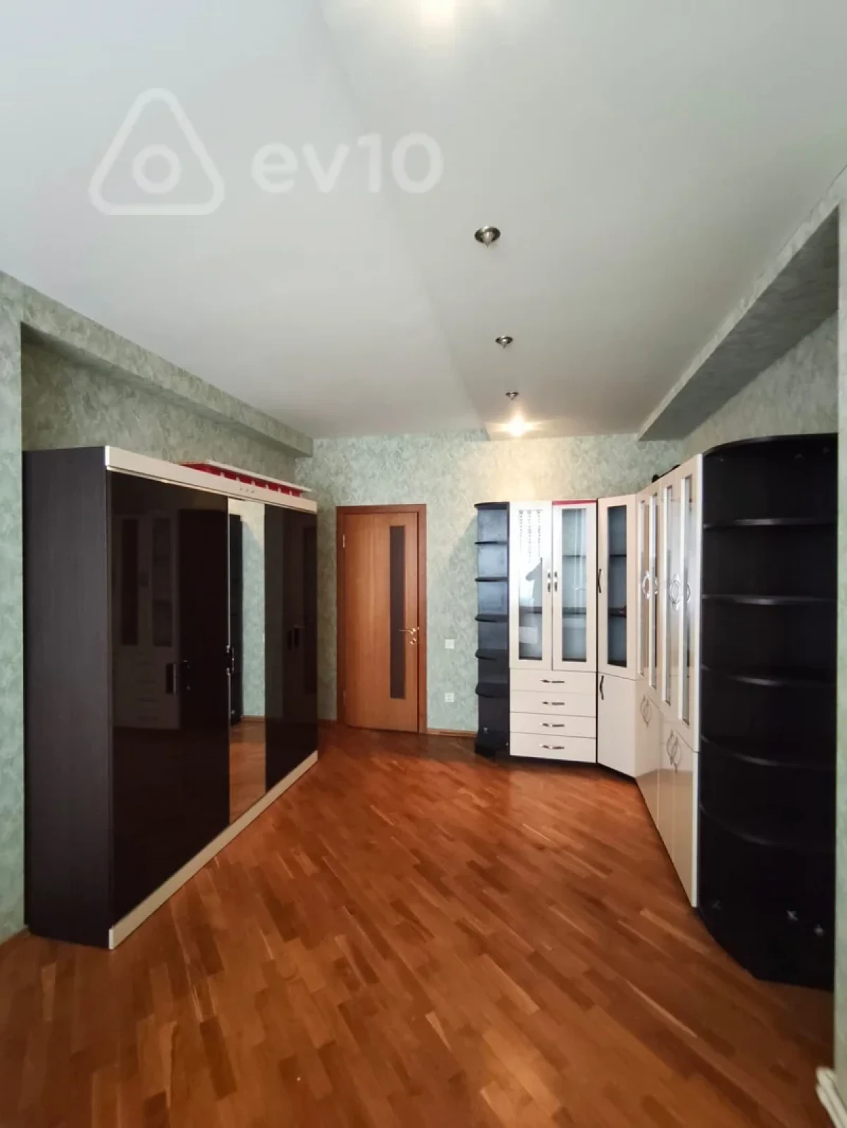Kirayə verilir 3 otaqlı yeni tikili 200 m²