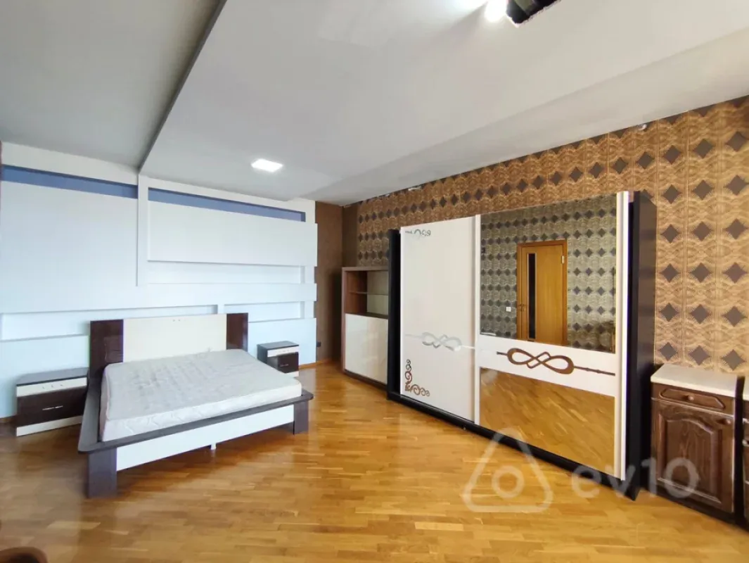 Kirayə verilir 3 otaqlı yeni tikili 200 m²