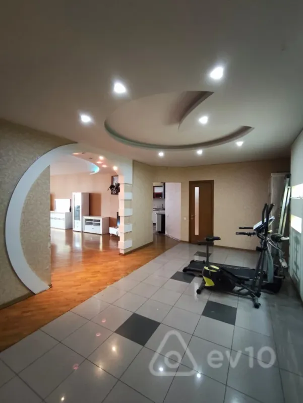 Kirayə verilir 3 otaqlı yeni tikili 200 m²