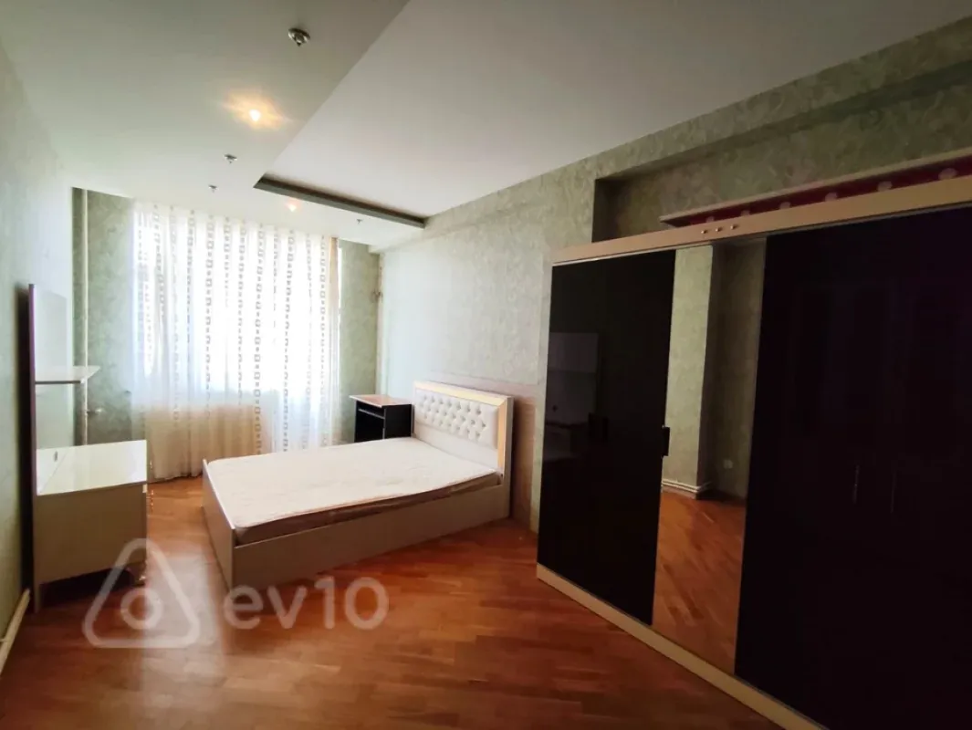 Kirayə verilir 3 otaqlı yeni tikili 200 m²