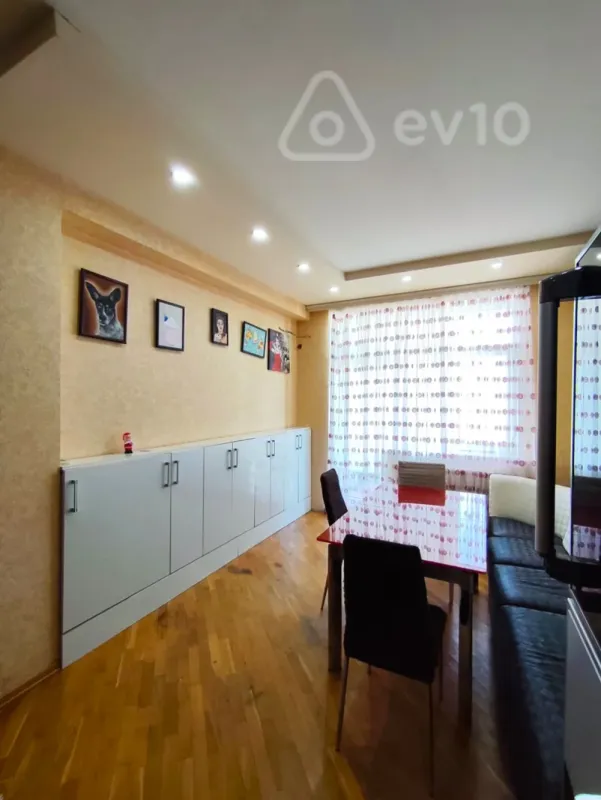 Kirayə verilir 3 otaqlı yeni tikili 200 m²