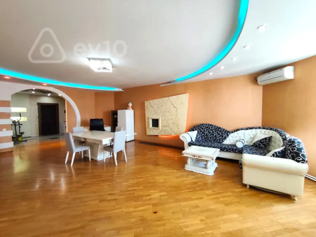 Kirayə verilir 3 otaqlı yeni tikili 200 m²