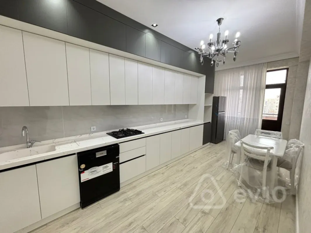 Kirayə verilir 3 otaqlı yeni tikili 145 m²