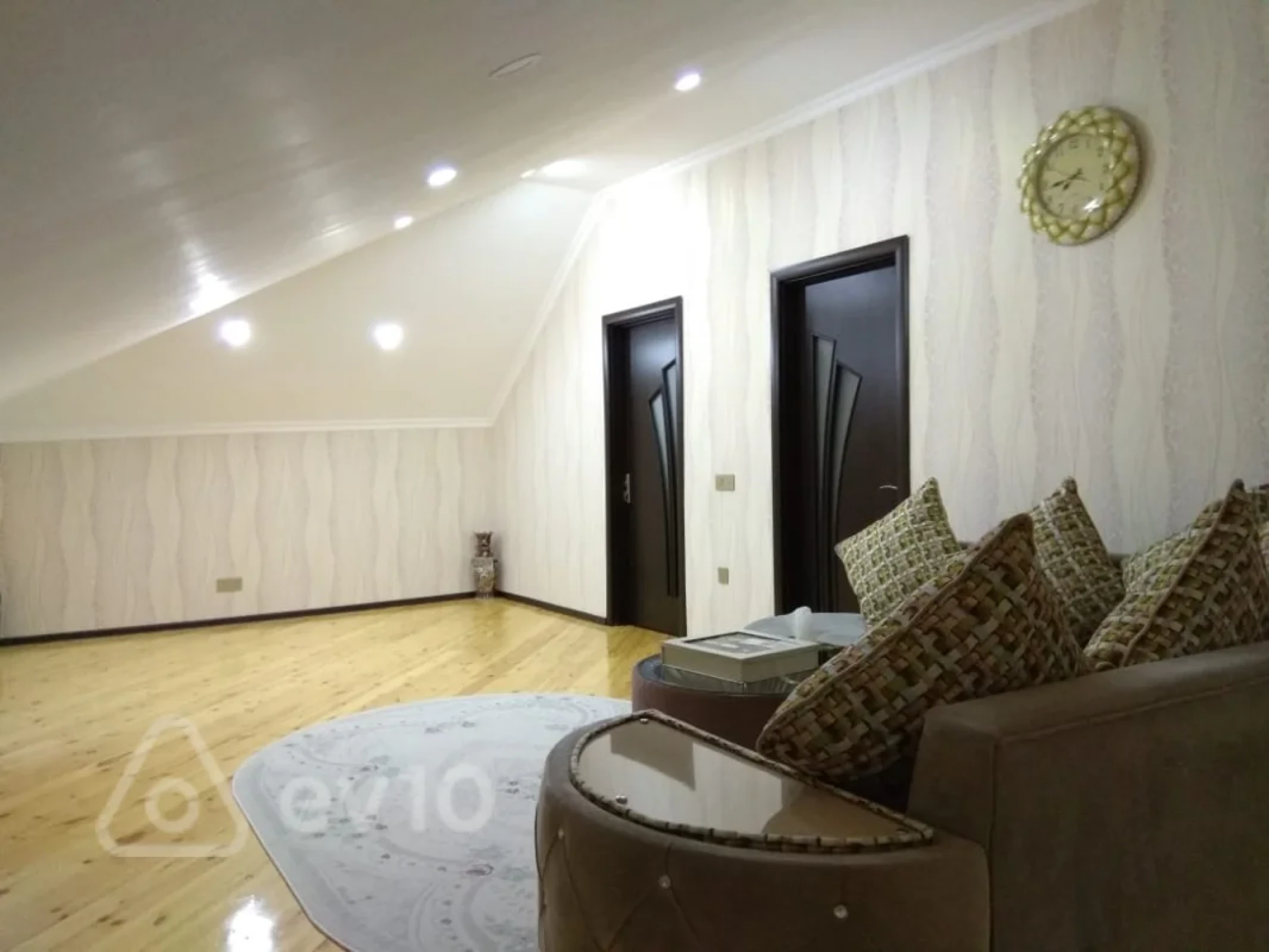 Satılır 5 otaqlı həyət evi 180 m²