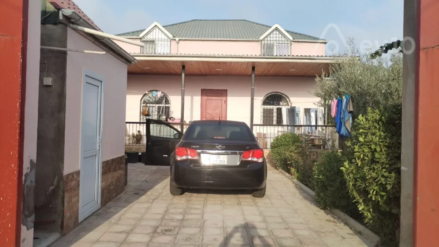Satılır 5 otaqlı həyət evi 180 m²