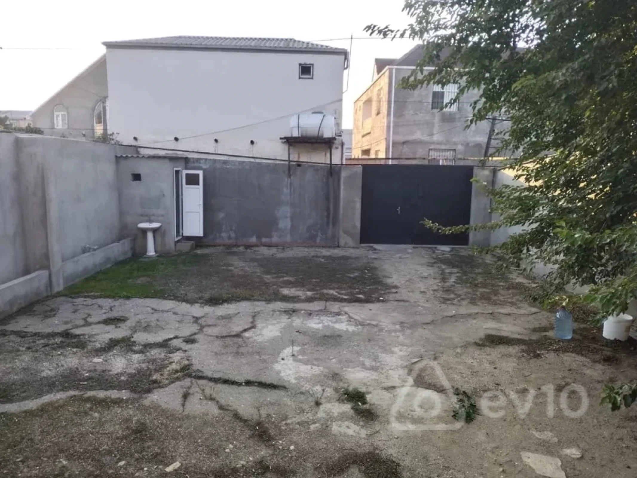 Satılır 3 otaqlı həyət evi 800 m²