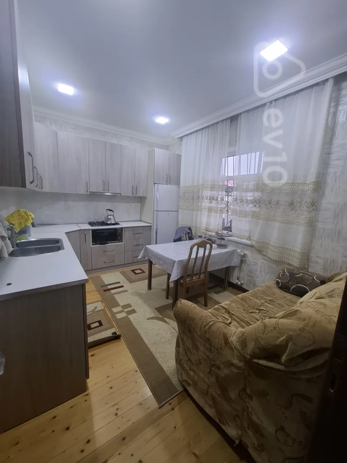 Satılır 4 otaqlı həyət evi 1000 m²