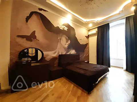 Kirayə verilir 4 otaqlı köhnə tikili 170 m²