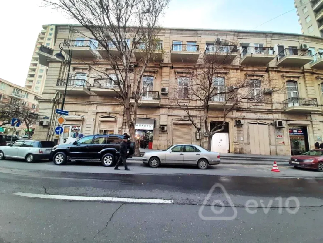 Kirayə verilir 4 otaqlı köhnə tikili 170 m²