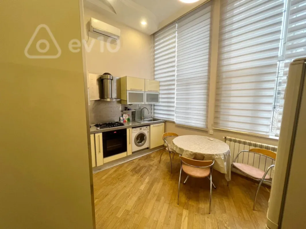 Kirayə verilir 4 otaqlı köhnə tikili 170 m²