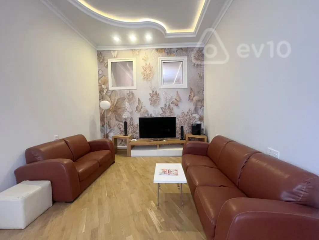 Kirayə verilir 4 otaqlı köhnə tikili 170 m²